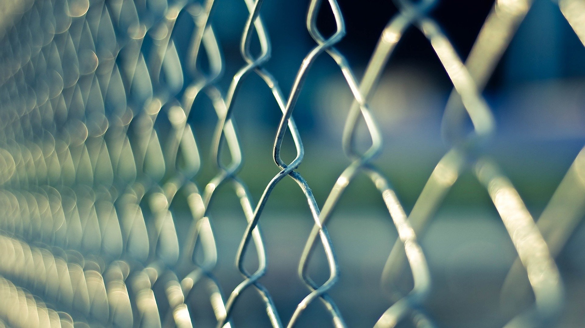 Забор из заборных секций — надежное украшение участка