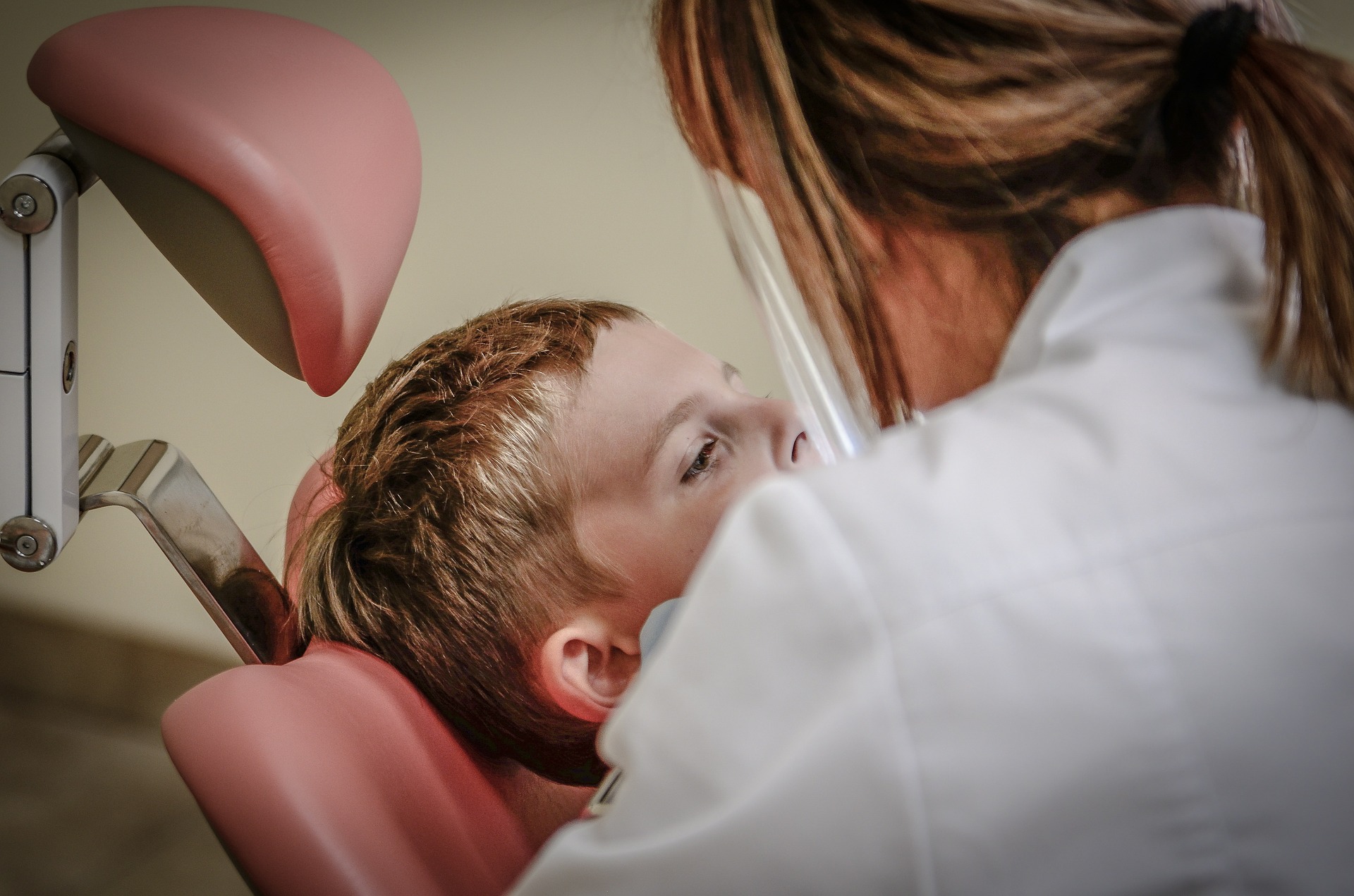 Что делает стоматолог, если появились симптомы отторжения импланта