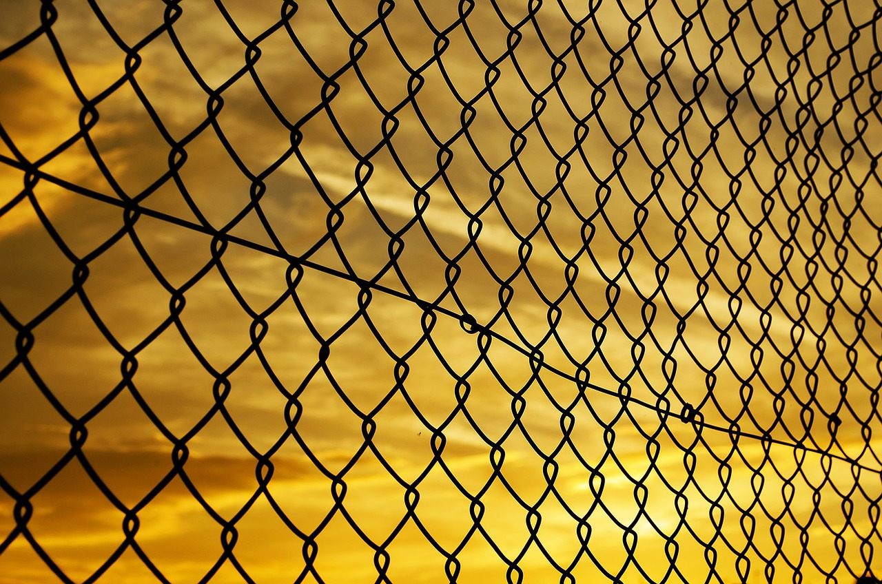 Забор из заборных секций — надежное украшение участка